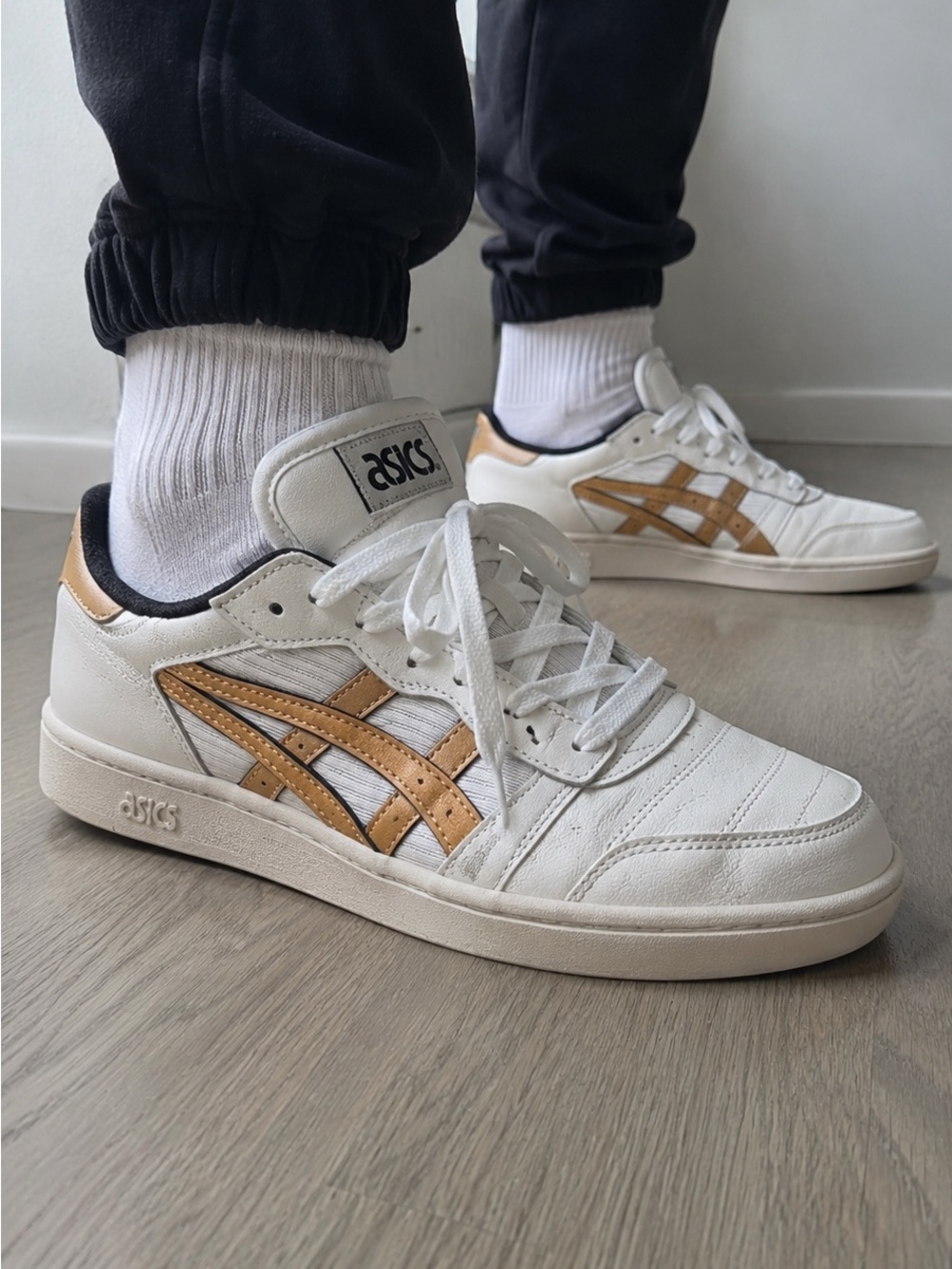 ASICS White Athletic Shoes with Gold Accent Stripes size 9